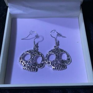 Super cute skull earrings 😍